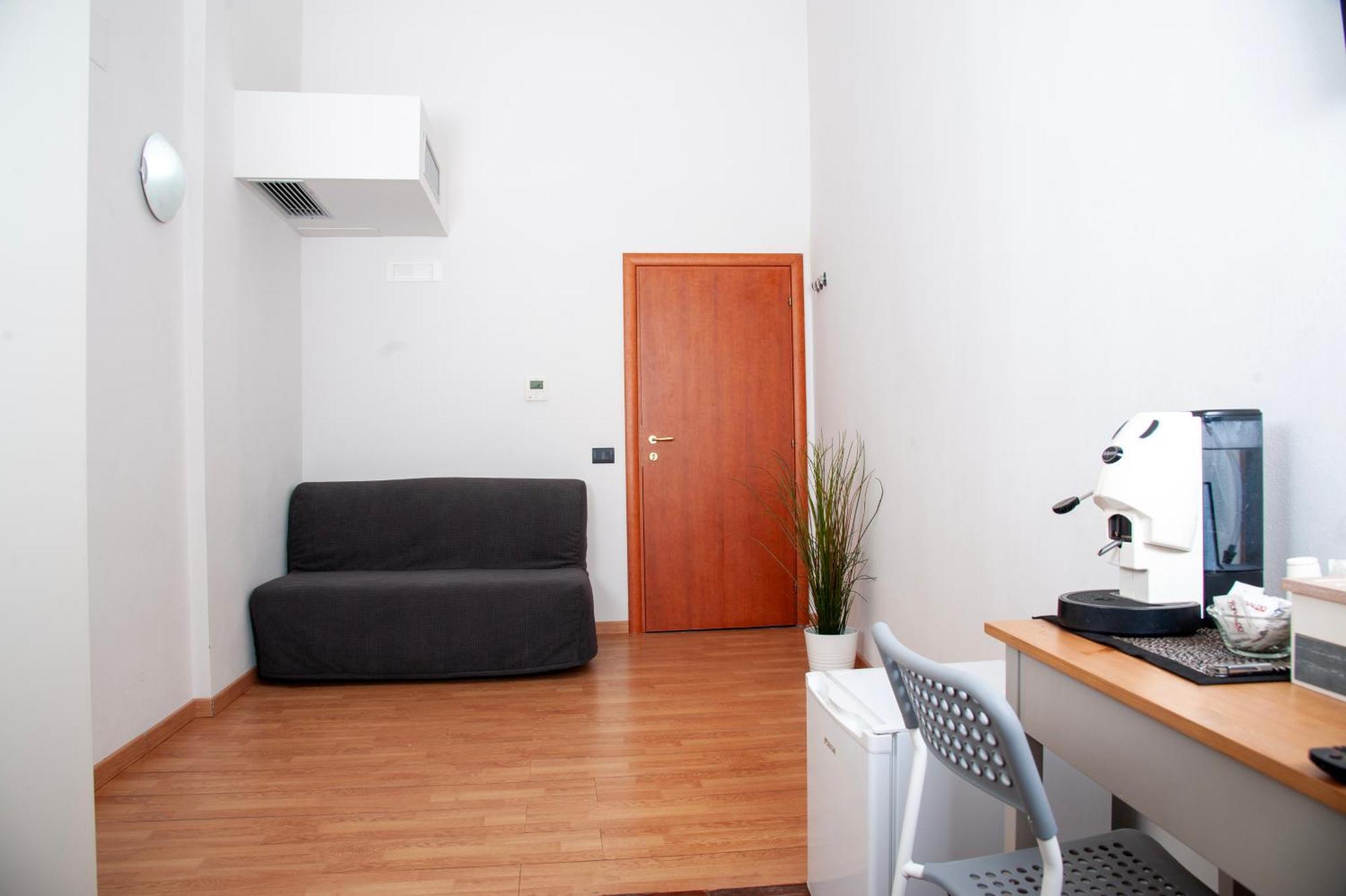 Palazzo Carafa Della Spina Room And Apartment เนเปิลส์ ภายนอก รูปภาพ