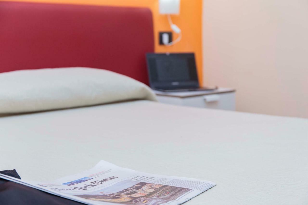 Palazzo Carafa Della Spina Room And Apartment เนเปิลส์ ภายนอก รูปภาพ
