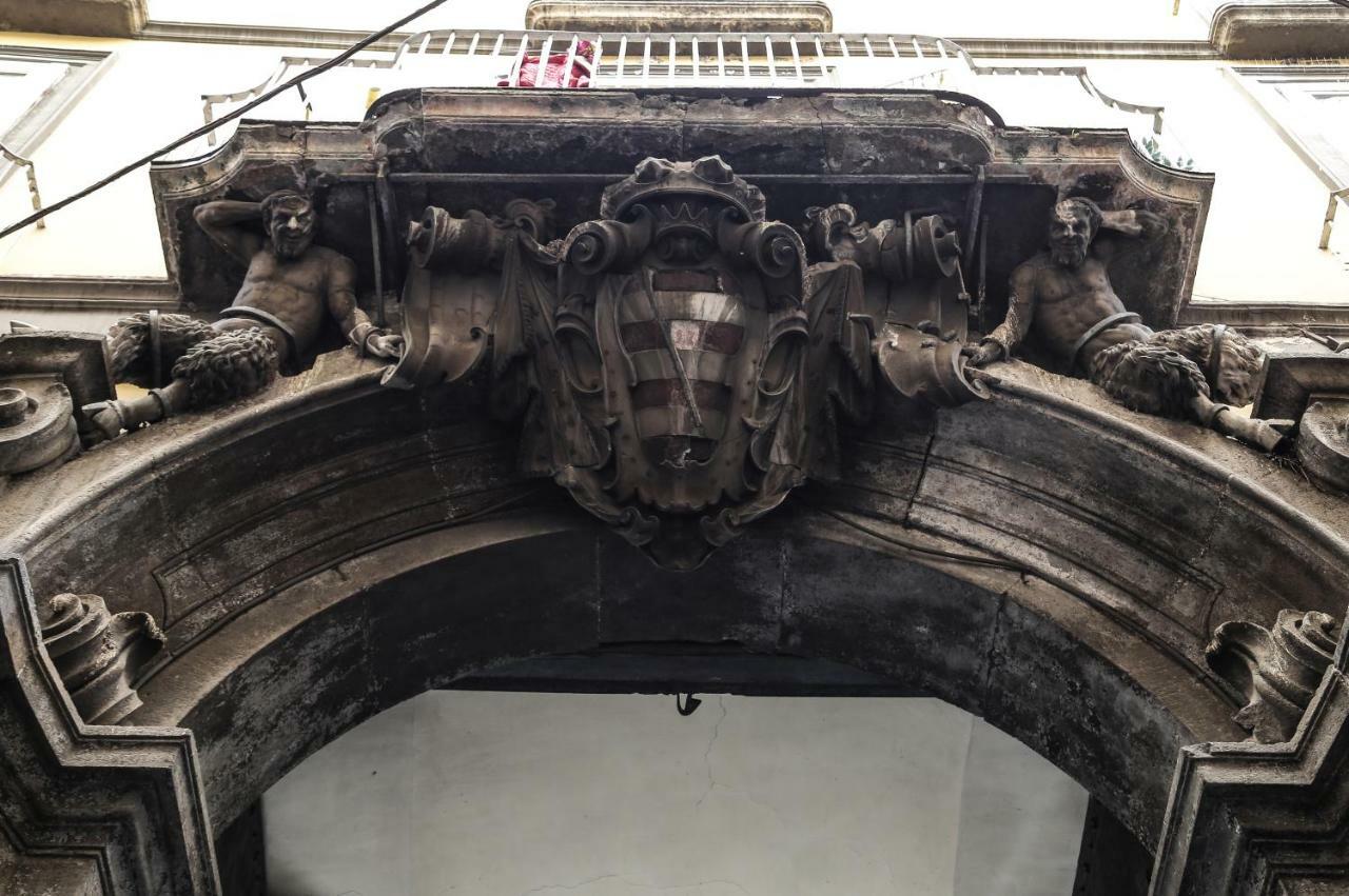 Palazzo Carafa Della Spina Room And Apartment เนเปิลส์ ภายนอก รูปภาพ