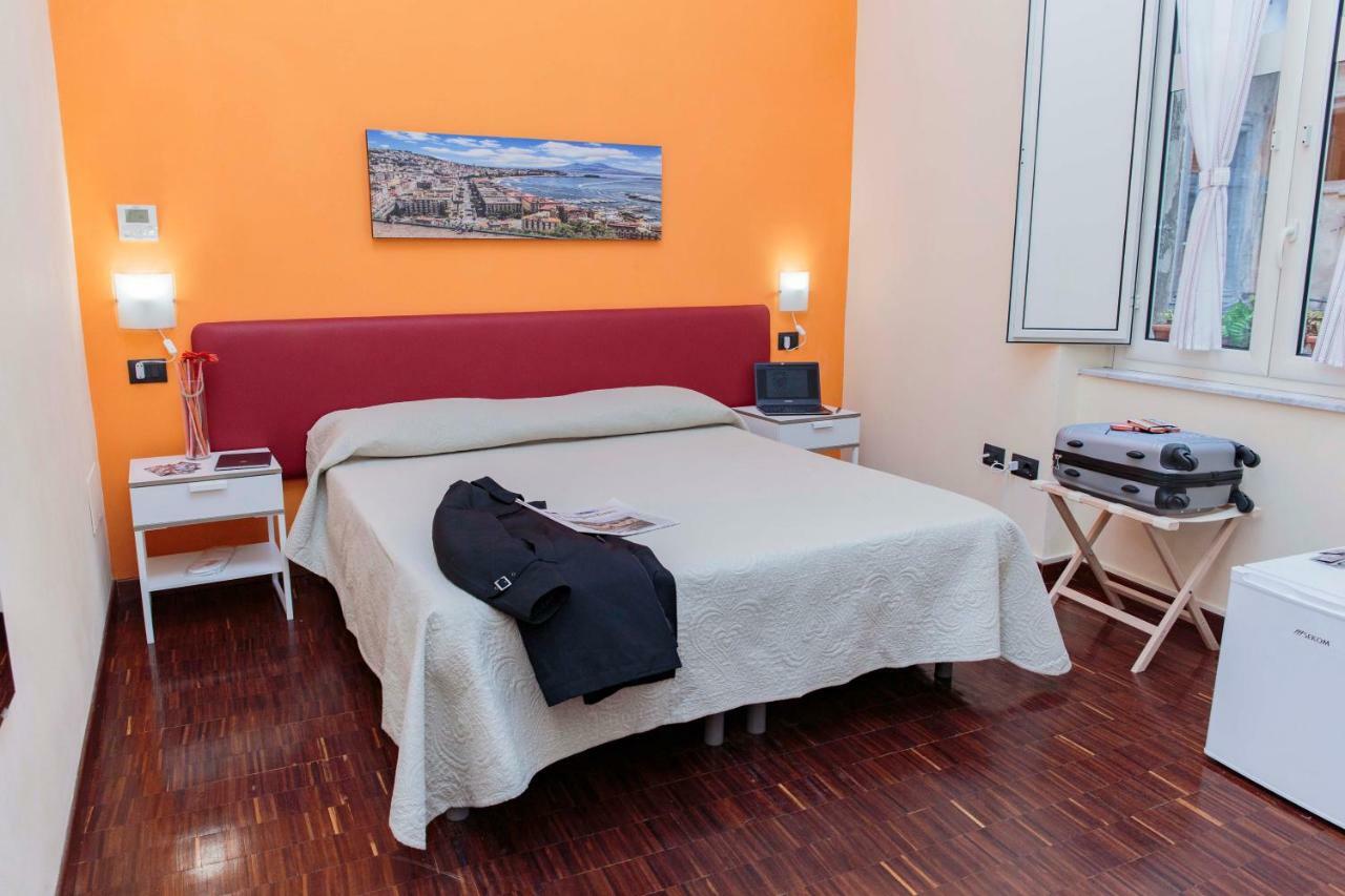 Palazzo Carafa Della Spina Room And Apartment เนเปิลส์ ภายนอก รูปภาพ