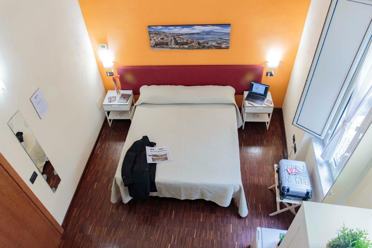 Palazzo Carafa Della Spina Room And Apartment เนเปิลส์ ภายนอก รูปภาพ
