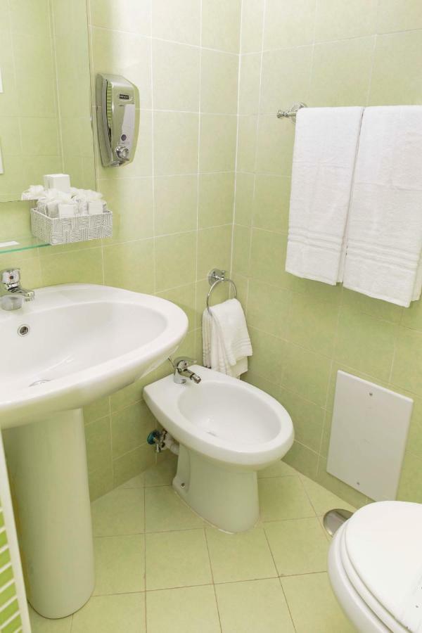 Palazzo Carafa Della Spina Room And Apartment เนเปิลส์ ภายนอก รูปภาพ
