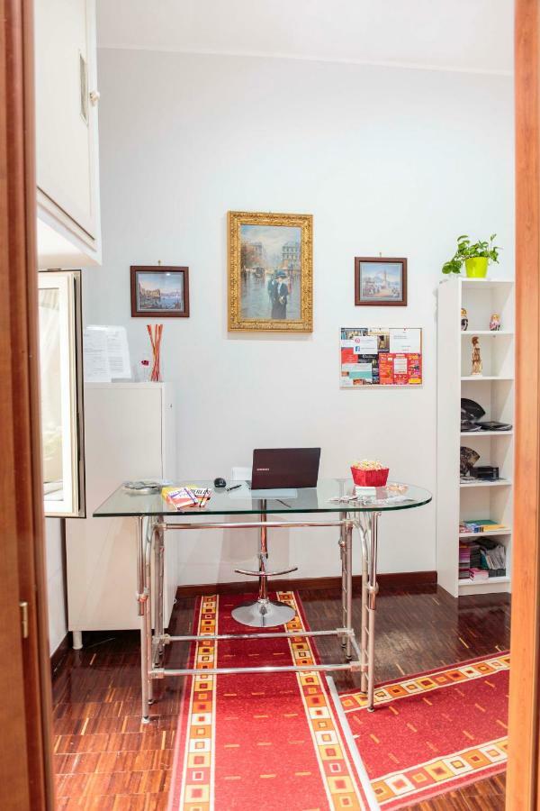 Palazzo Carafa Della Spina Room And Apartment เนเปิลส์ ภายนอก รูปภาพ